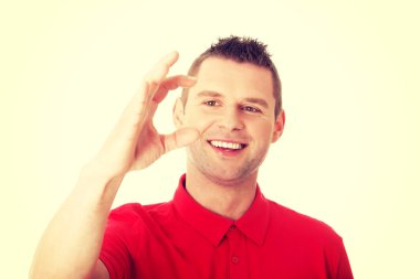 Heyecanlı adam kopya alanı gösterilen