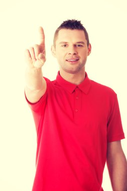 Adam bir soyut dokunmatik düğmesine basarak