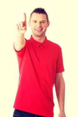 Adam bir soyut dokunmatik düğmesine basarak