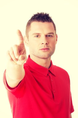 Adam bir soyut dokunmatik düğmesine basarak