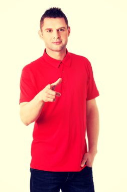 Sizi işaret ciddi genç adam