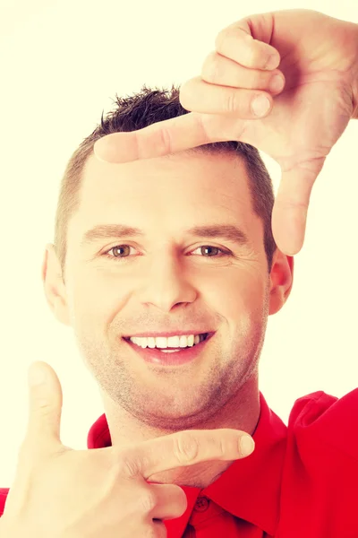 Homem feliz emoldurando seu rosto — Fotografia de Stock