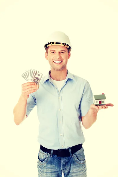 Uomo da costruzione in possesso di modello di casa e denaro — Foto Stock