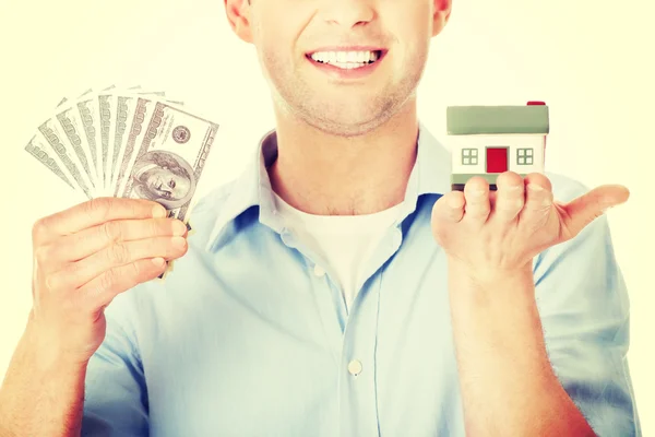 Bouw man met huis model en geld — Stockfoto