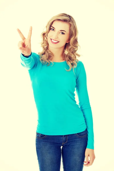 Young woman showing victory sign — Stock Photo, Image