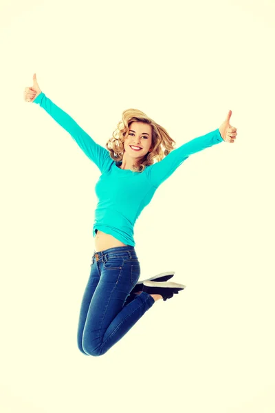 Jovem mulher casual, estudante saltando . — Fotografia de Stock