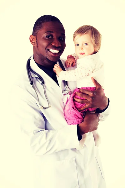 Médecin souriant avec petit bébé — Photo