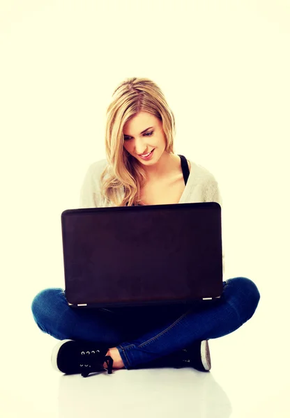 Femme souriante utilisant un ordinateur portable — Photo