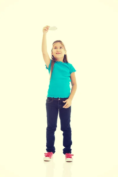 Menina jogando avião pequeno — Fotografia de Stock