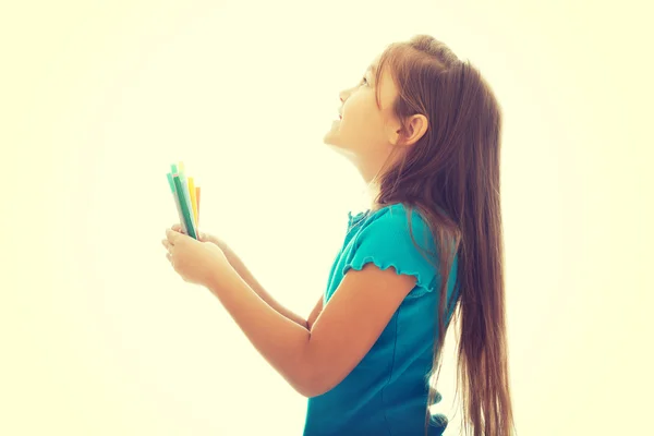 Menina segurando lápis de cor — Fotografia de Stock