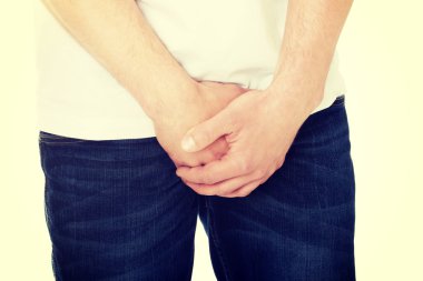 Adam onun kasık kapsayan