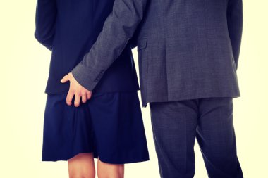 Ortaklar kıçına elini tutarak işadamı