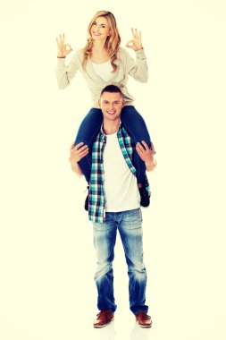 Kadını taşıyan adam