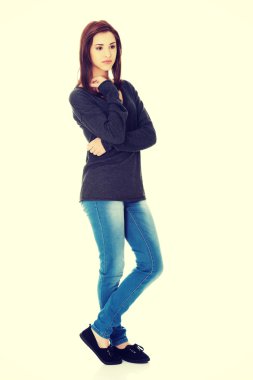 Genç kadın düşünüyor.