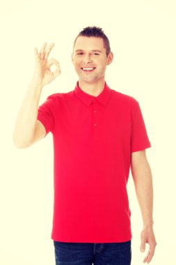 mükemmel el işareti ile mutlu adam