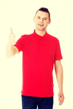 Tamam el işareti ile mutlu adam