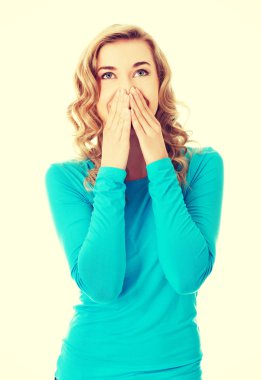 kadın kıkırdıyor