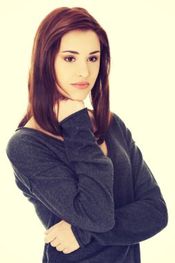 Genç kadın düşünüyor.