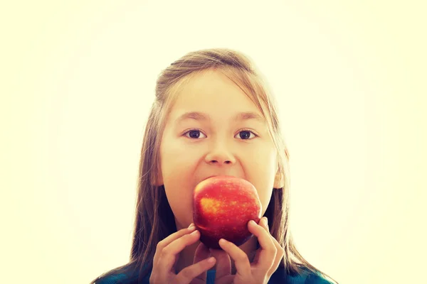 Menina comer uma maçã — Fotografia de Stock