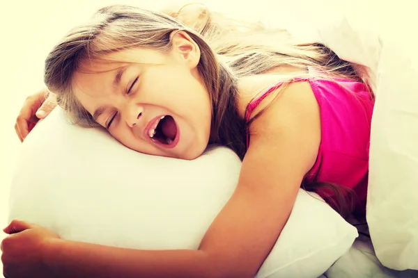 Genç kız uyanma sırasında esneme — Stok fotoğraf