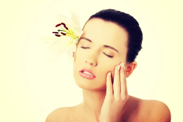 Woman with healthy skin and lily flower — Stock Photo, Image