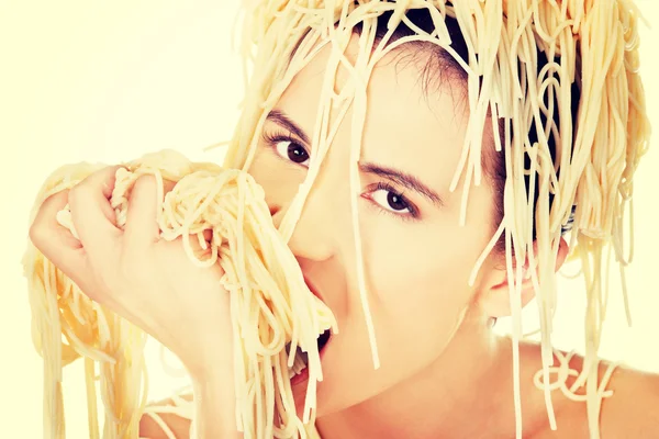 Ung kvinna äter spaghetti — Stockfoto