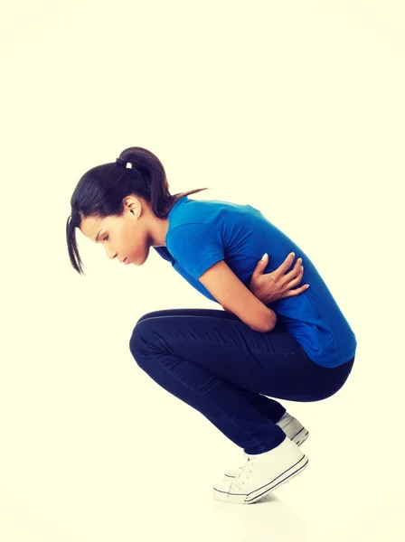 Jovem mulher com dor de estômago — Fotografia de Stock