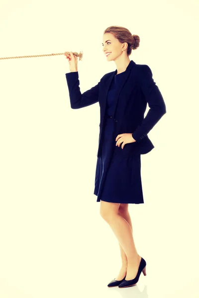 Businesswoman holding rope — Stock Photo, Image