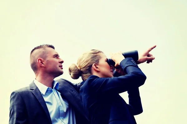 Business par tittar på himlen — Stockfoto