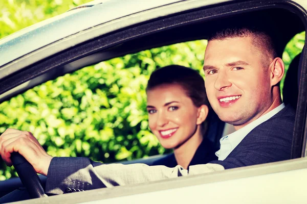 Para w samochodzie — Zdjęcie stockowe