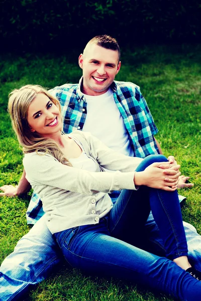 Couple lying on the grass — Stock Photo, Image