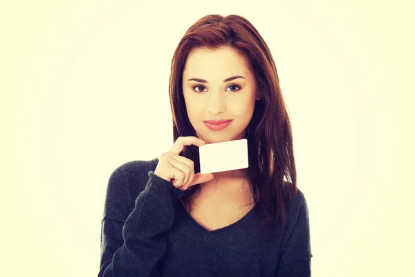 Casual femme heureuse avec carte de visite — Photo