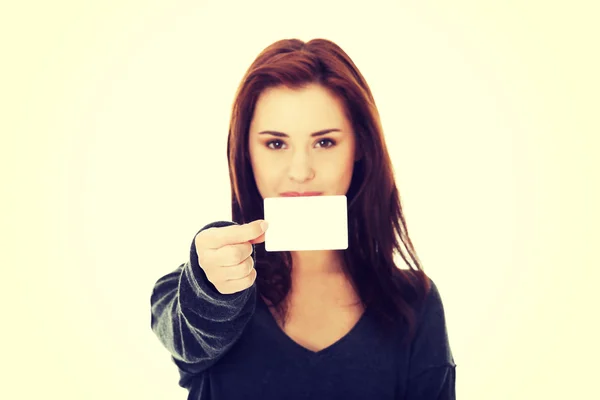 Mujer feliz casual con tarjeta de visita —  Fotos de Stock