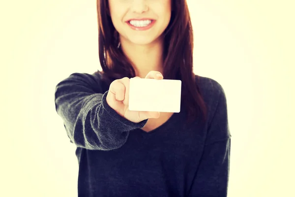 बिजनेस कार्ड के साथ आकस्मिक खुश महिला — स्टॉक फ़ोटो, इमेज