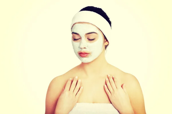 Mujer relajada con una mascarilla nutritiva — Foto de Stock