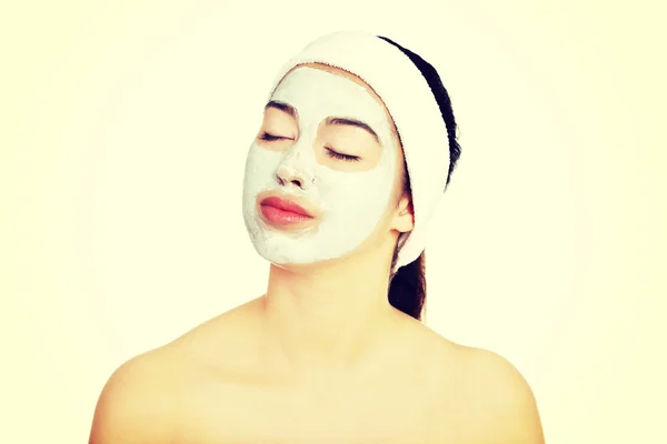 Mujer relajada con una mascarilla nutritiva — Foto de Stock