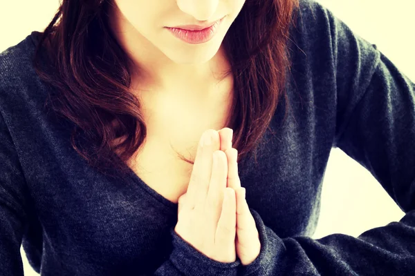 Femme priant avec ses mains ensemble — Photo