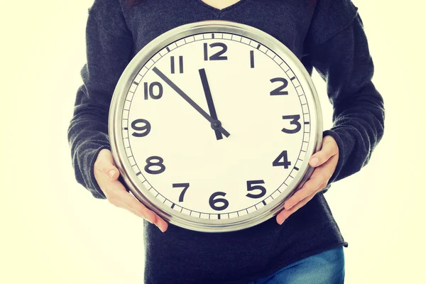 Jeune femme avec horloge — Photo