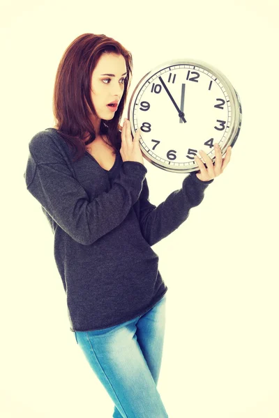 Jovem mulher com relógio — Fotografia de Stock