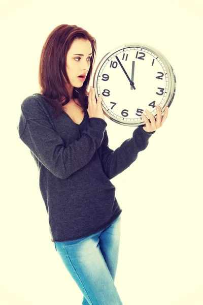 Mujer joven con reloj — Foto de Stock