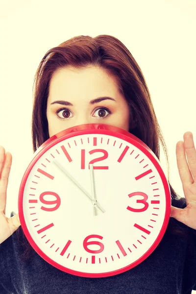 Jeune femme avec horloge — Photo