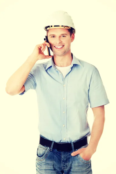 Bauunternehmer in Hardhatgesprächen auf seinem Handy. — Stockfoto