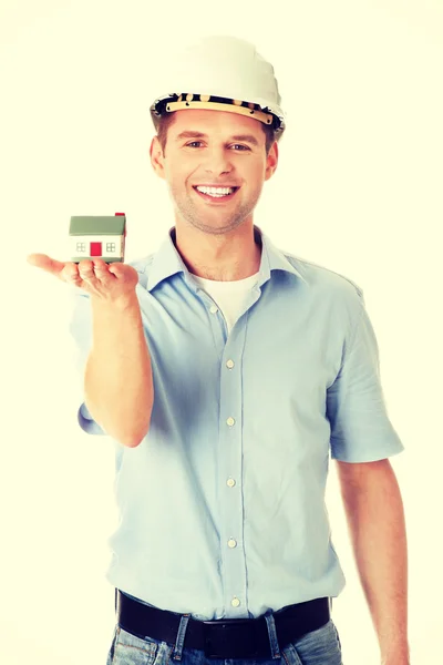 Een forewoman bedrijf een model huis — Stockfoto