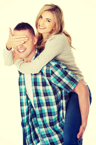 Homem carregando sua mulher — Fotografia de Stock