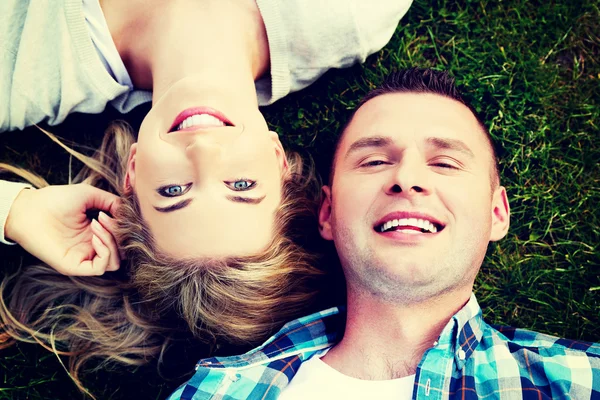 Casal deitado na grama — Fotografia de Stock