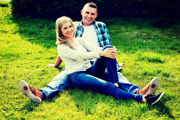 Couple lying on the grass — Stock Photo, Image