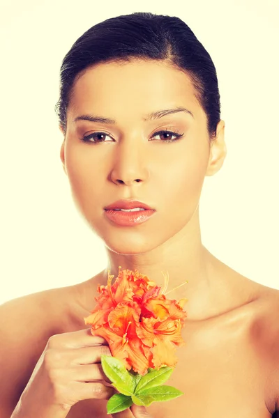 Mujer con una flor en el spa —  Fotos de Stock