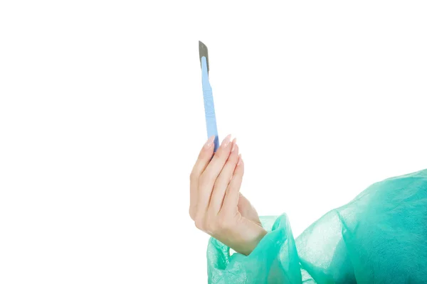 Kvinnliga läkare med en skalpell. — Stockfoto