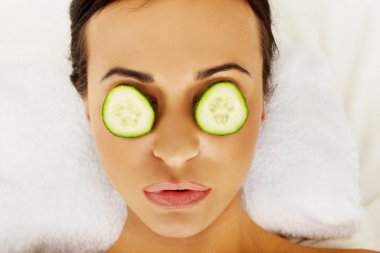 Spa, kadının salatalık üzerinde gözlere sahip