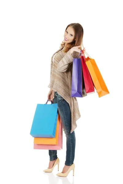 Lycklig kvinna med shoppingväskor. — Stockfoto
